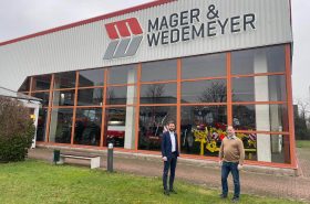 Im Bild von rechts: Christian Stauber, BEDNAR-Gebietsleiter für Deutschland, zusammen mit Nils Huhs, Leiter im Vertrieb Landtechnik bei M&W