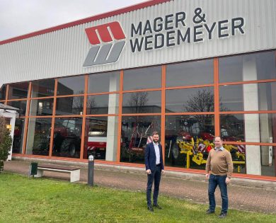 Im Bild von rechts: Christian Stauber, BEDNAR-Gebietsleiter für Deutschland, zusammen mit Nils Huhs, Leiter im Vertrieb Landtechnik bei M&W