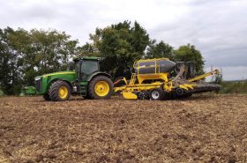 Die Maschine OMEGA wird im Familienbetrieb Kolář von einem Traktor JOHN DEERE 8285R geschleppt.