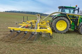 Mechanická likvidace plevele a přihnojení v jednom přejezduMechanická likvidace plevele a přihnojení v jednom přejezdu