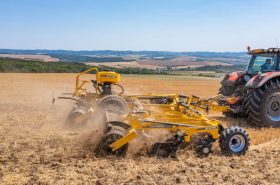 Kultywator talerzowy wyposażony jest w siewnik ALFA DRILL do zakładania międzyplonów.