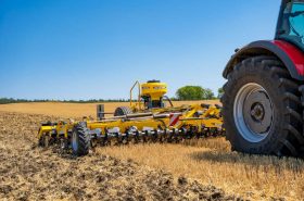 Posiada również hydraulicznie regulowaną listwę wyrównującą Crushbar, dzięki czemu maszyna może być używana do uprawy gleby.