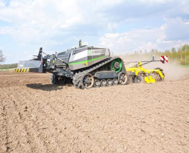 První stroj BEDNAR pracuje s autonomním robotem
