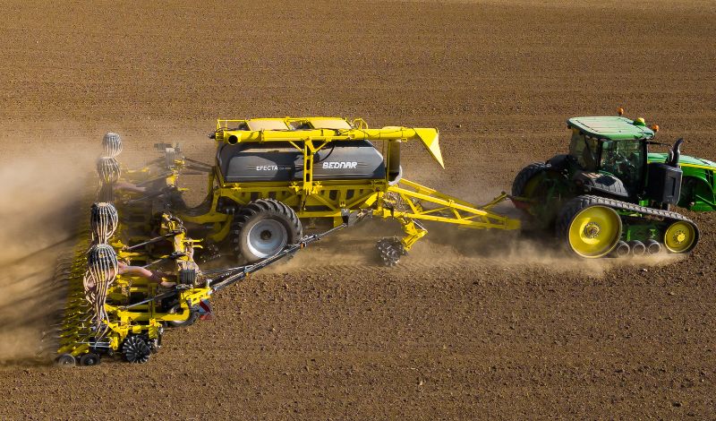 EFECTA CM expands the portfolio with a s\large capacity eed drill with a air-cart