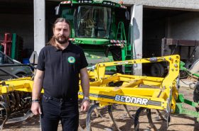 Ladislav Kopřiva úr, a gép tulajdonosa a nemrég vásárolt FENIX FN 3000L kultivátorral.