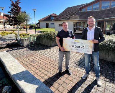 Vojtěch Bednář, Ph.D. a Mgr. David Lepka při slavnostním předání voucheru