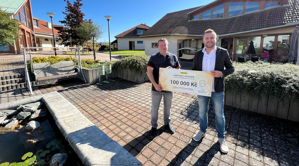 Ing. Vojtěch Bednář, Ph.D. a Mgr. David Lepka při slavnostním předání voucheru, který společnost BEDNAR věnovala organizaci DOMEČKY