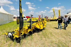 La ROW-MASTER es una binadora que ofrece la posibilidad de cultivar el suelo en cultivos de precisión (hasta 80 cm entre líneas) y que puedan estar ya muy desarrollados
