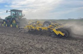 A gépet egy 340 LE-ős traktor húzza.