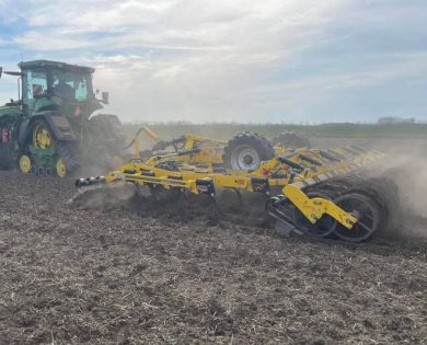 A gépet egy 340 LE-ős traktor húzza.