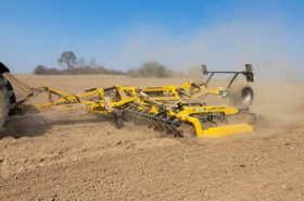 Die erste Maschine von BEDNAR im Landwirtschaftsbetrieb von Herrn Široký war die Saatbettkombination SWIFTER SO_F.