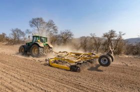 Die Saatbettkombination wird von einem 143 PS starken Traktor JOHN DEERE geschleppt.