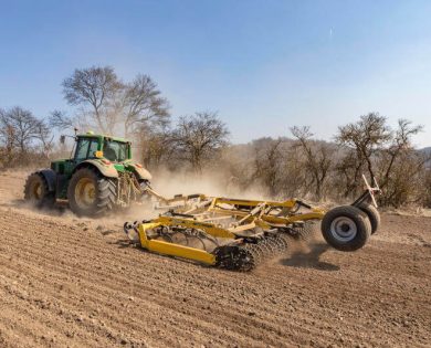 Die Saatbettkombination wird von einem 143 PS starken Traktor JOHN DEERE geschleppt.