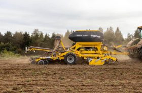 Die Ausrüstung umfasst zum Beispiel eine vordere hydraulisch betätigte Planierschiene zur perfekten Glättung des Bodens