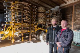 Herr Kolář zusammen mit seinem Sohn an der Drillmaschine OMEGA OO 6000L