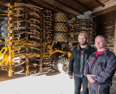 Domnul Kolár împreună cu fiul său la semănătoarea OMEGA OO 6000L