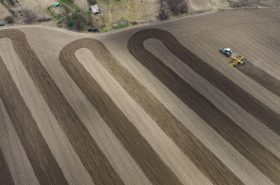 I náročné podmínky jarního období lze zvládnout pomocí vhodného stroje