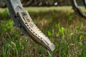 LONG LIFE points fitted with carbide plates in abrasion areas