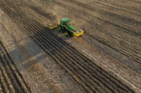 Pásové zpracování půdy společně s přihnojením jako příprava pro jarní plodiny