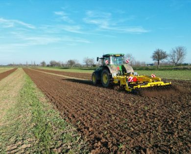 ROLANA uses the TERRALAND TN_PROFI with 8R and 8RX tractors