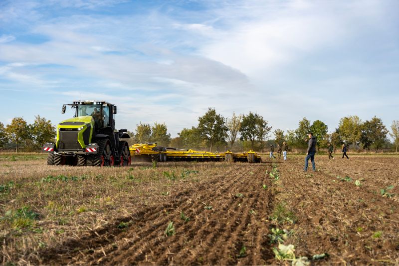 SWIFTERDISC XE_MEGA arbeitete in Aggregation mit dem Traktor CLAAS XERION 12.650