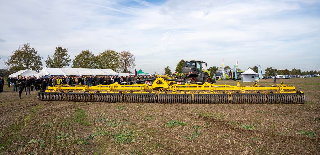 Der leistungsstärkste Scheibenschälpflug BEDNAR SWIFTERDISC XE 18400 MEGA bei der Präsentation in der Arena