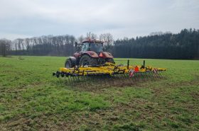 Use of the STRIEGEL-PRO PN straw harrow in spring
