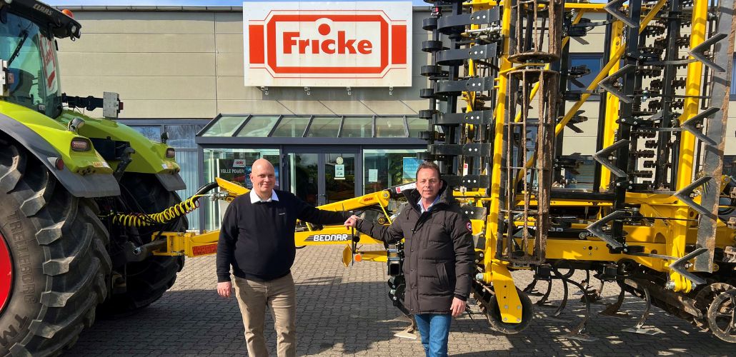 Dirk Ehrhard, BEDNAR Territory Manager for Germany, together with FRICKE Landtechnik GmbH Managing Director Matthias Klaiber