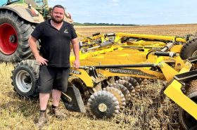 Julien Joly et son SWIFTERDISC XO 8000 F lors des déchaumages d’été.
