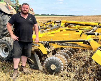 Julien Joly et son SWIFTERDISC XO 8000 F lors des déchaumages d’été.