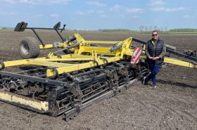 Holló-Cseh Renáta, ügyvezető a Swifter SO 7000 magágykészítő-kompaktor mellett
