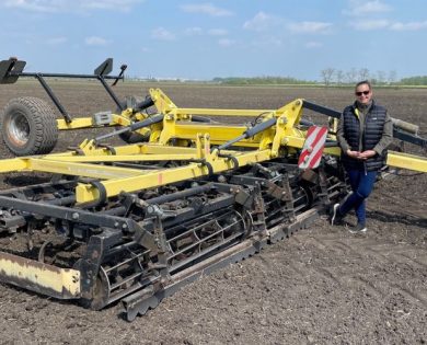 Holló-Cseh Renáta, ügyvezető a Swifter SO 7000 magágykészítő-kompaktor mellett