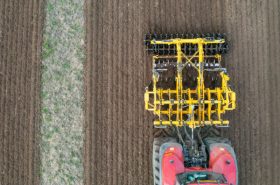 Вид зверху на трактор з глибокорозпушувачем BEDNAR під час роботи на полі