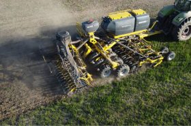 Детальний погляд на робочі органи MATADOR MO 6000 під час обробітку ґрунту