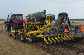 Сівалка для смугового посіву BEDNAR MATADOR MO 6000, представлена на дні поля УКАБ Агротехнології