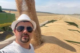 керівник господарства Василь Шамборовський