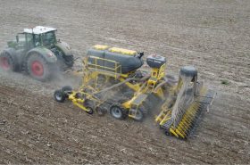 Вид зверху на BEDNAR MATADOR MO 6000, що працює в тандемі з трактором