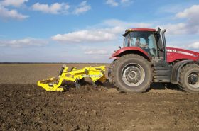 Трактор з глибокорозпушувачем BEDNAR TERRALAND під час обробітку поля