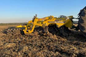 Глибокорозпушувач BEDNAR TERRALAND обробляє ґрунт, вид збоку