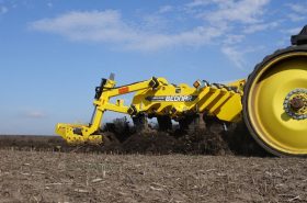 Працює TERRALAND із гусеничним трактором JOHN DEERE,