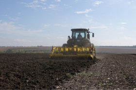 глибокорозпушувач TERRALAND TN 4000 D9R працює на полях ФГ Ятрань