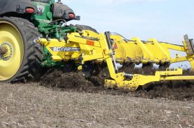 глибокорозпушувач TERRALAND TN 4000 D9R під час праці