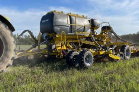 BEDNAR MATADOR MO 6000 в дії смуговий посів на українському полі