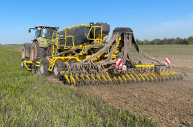 BEDNAR MATADOR MO 6000 в дії смуговий посів на полі