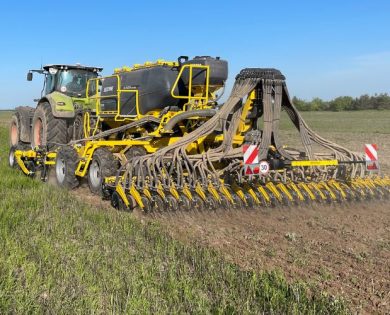 BEDNAR MATADOR MO 6000 в дії смуговий посів на полі