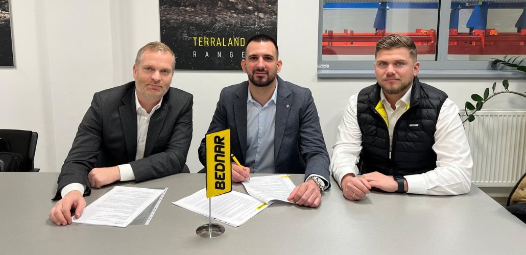 David Ryčl, marketingový ředitel BEDNAR FMT, Vladimir Spasojević, vedoucí obchodu Motoremont d.o.o. a Péter Pribelszki, teritoriální manažer BEDNAR FMT pro Maďarsko, Srbsko, Chorvatsko a Bulharsko.
