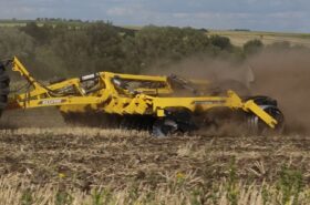 SWIFTERDISC XO 5000 F вирівнює поле після збирання соняшника у посушливих умовах