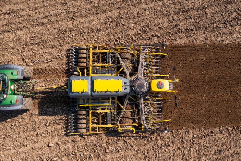 OMEGA OO 6000 FL — універсальний посівний комплекс (6 м). Флагман сівалок BEDNAR в Україні
Поєднує передпосівну підготовку дисковою секцією, висів і внесення добрив за один прохід. Висока рівномірність сходів, широкий вибір обладнання для різних умов, продуктивна робоча швидкість.