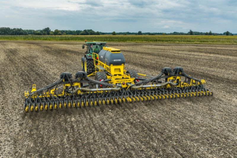 DIRECTO NE 12000 — широкозахватна сівалка прямого посіву (12 м)
Прямий висів у стерню/покривні культури/необроблений ґрунт. Двокамерний бункер під тиском (6000 л) для стабільної подачі, запатентовані однодискові сошники з тиском до 300 кг на сошник, локальне внесення добрив в рядок та міжряддя. Компактні транспортні габарити – 3 м.