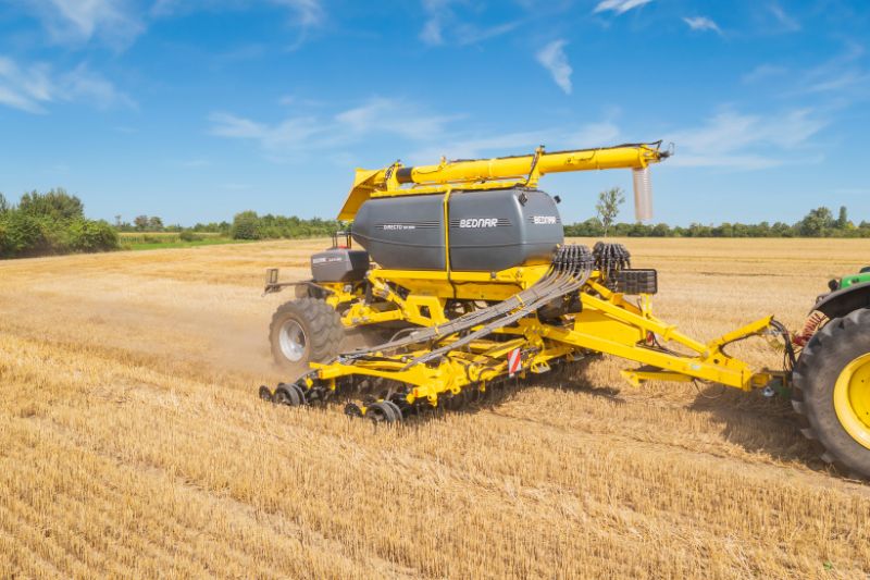 DIRECTO NO 6000 — сівалка прямого посіву (6 м)
Рішення для господарств, що застосовують прямий посів культур: робота у важких умовах, стабільне дотримання глибини висіву, точний розподіл матеріалу, внесення добрив в рядок та міжряддя.